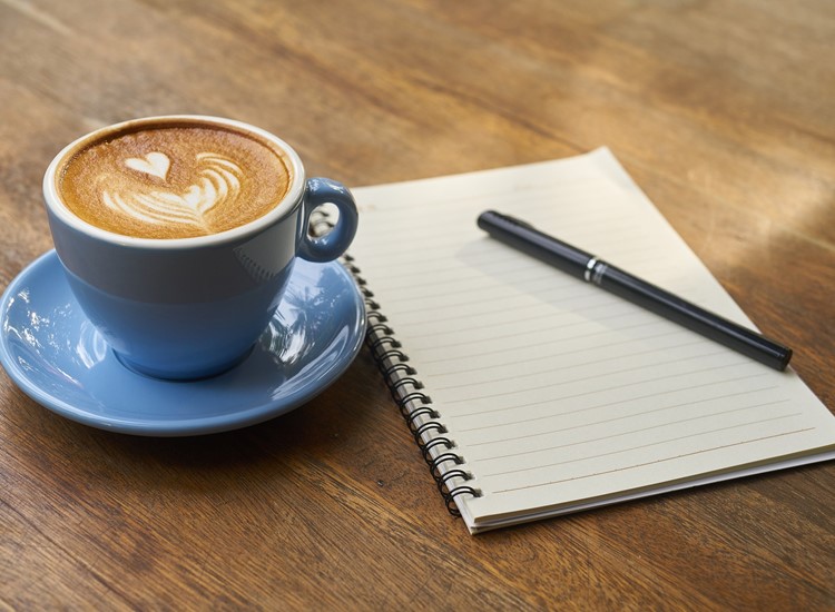 Kaffe, pen og papir.jpg