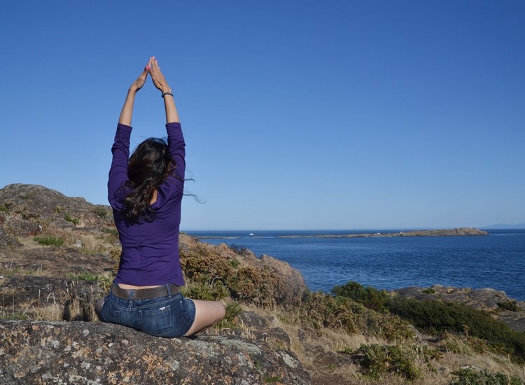 Kvinde i yogastilling på klippe.jpg